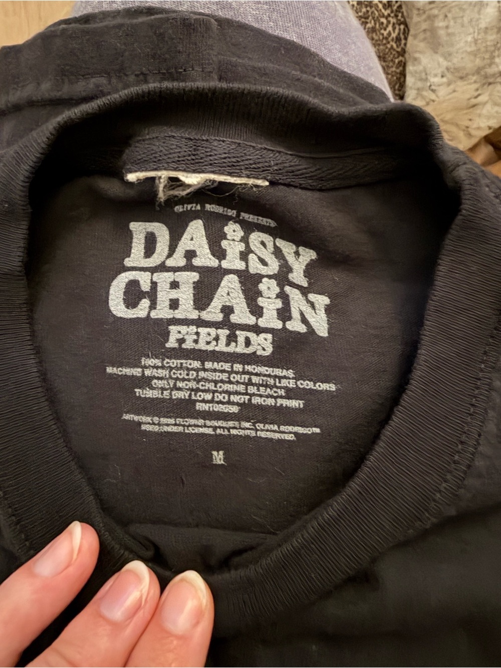 Olivia Rodrigo Daisy Chain Fields Black Graphic Tee - Picture 4 of 4